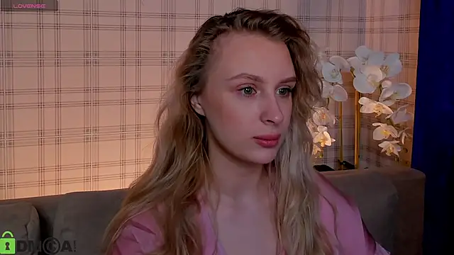 Snapshot of KiraRuiz chatting on February 28, 2026, 12:44 am KiraRuiz online show from February 28, 2026, 12:44 am