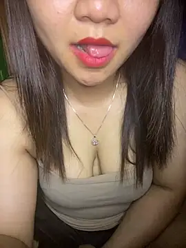 Sunset-yll online show from May 19, 2026, 1:33 am