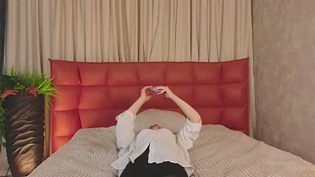 VelvetNyxen online show from December 19, 2025, 2:24 pm