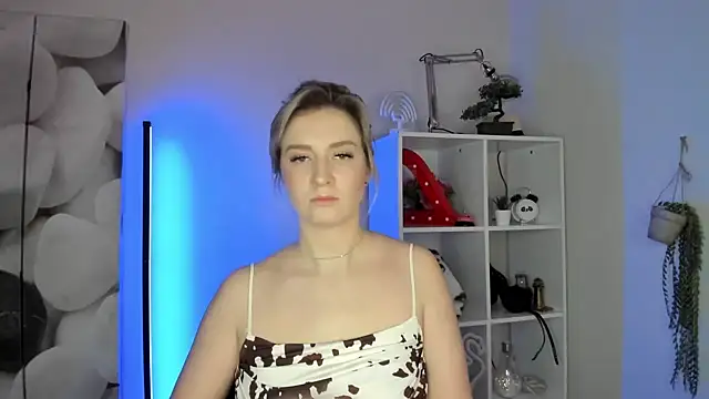 Snapshot of AlisaCam24 chatting on November 20, 2025, 8:14 am AlisaCam24 online show from November 20, 2025, 8:14 am