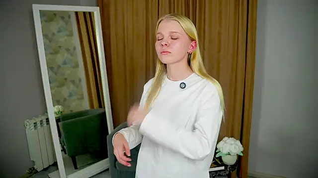 Snapshot of NakitaSwam chatting on November 19, 2025, 11:54 am NakitaSwam online show from November 19, 2025, 11:54 am