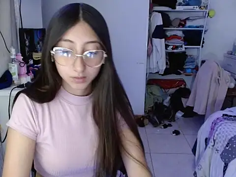 Snapshot of Nanylux chatting on December 1, 2025, 4:06 am Nanylux online show from December 1, 2025, 4:06 am