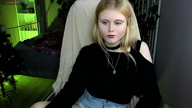 AnoraAmore online show from December 14, 2025, 9:08 pm