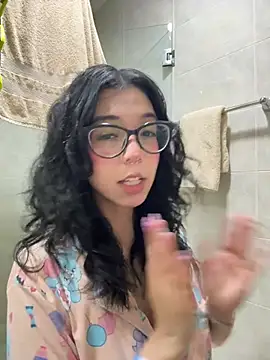 Snapshot of Valen-Foxx1 chatting on February 7, 2026, 6:39 am Valen-Foxx1 online show from February 7, 2026, 6:39 am