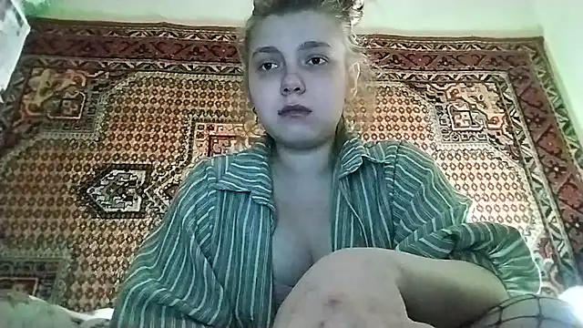 Snapshot of KikiBang chatting on March 1, 2026, 7:27 pm KikiBang online show from March 1, 2026, 7:27 pm