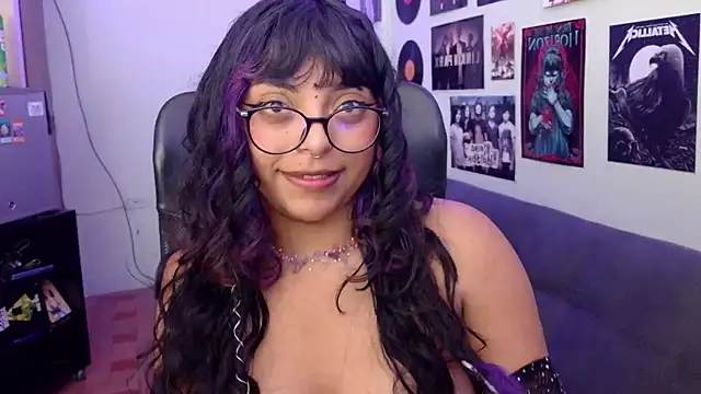 Snapshot of kirmmy_kitty chatting on November 24, 2025, 8:52 pm kirmmy kitty online show from November 24, 2025, 8:52 pm