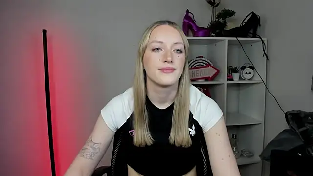 EvelynBlond online show from March 25, 2026, 1:39 pm