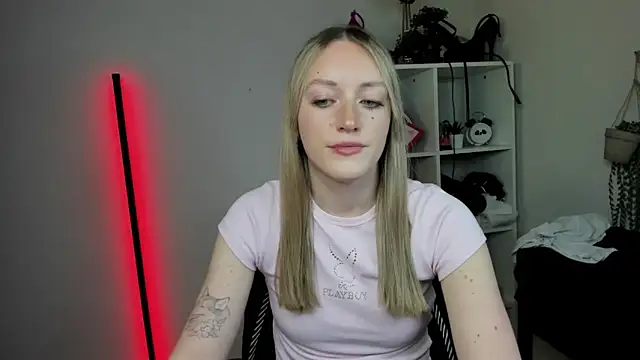 EvelynBlond online show from April 13, 2026, 12:32 pm