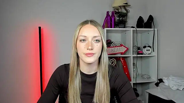 EvelynBlond online show from May 18, 2026, 12:55 pm