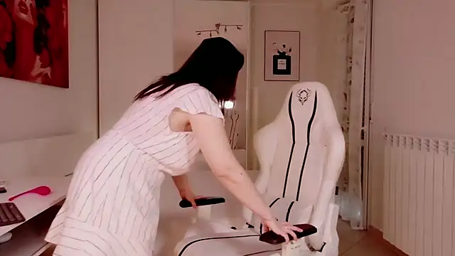 Snapshot of FlirtyFox_ chatting on February 1, 2026, 12:59 pm FlirtyFox online show from February 1, 2026, 12:59 pm