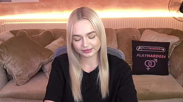 Snapshot of Ulianna_Meow chatting on November 25, 2025, 7:03 pm Ulianna Meow online show from November 25, 2025, 7:03 pm