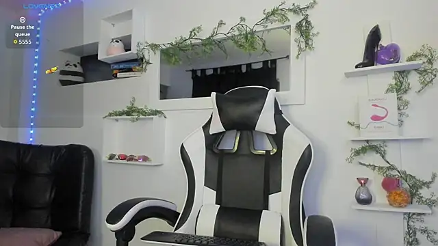 Ariel Laurentt online show from February 19, 2026, 3:46 am