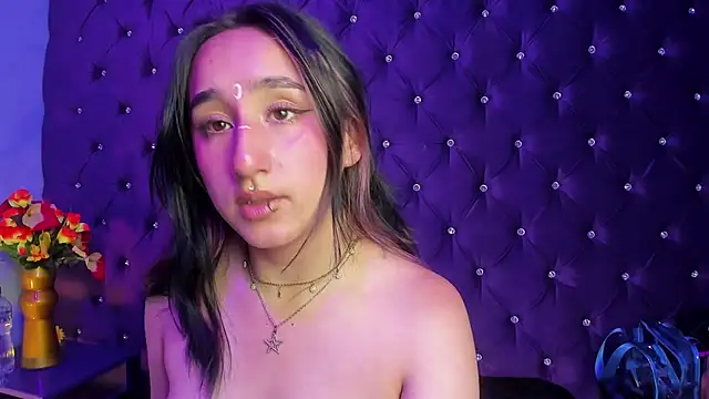 CharlotteStuart online show from April 8, 2026, 4:01 am