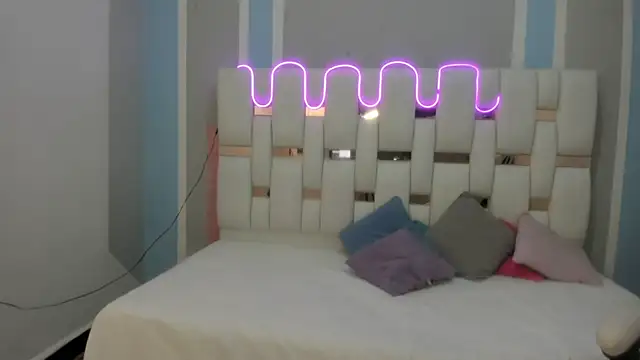 mask red girl online show from January 10, 2026, 12:18 pm