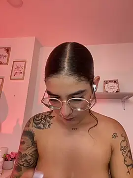 Snapshot of LauraRaider chatting on May 15, 2026, 9:44 pm LauraRaider online show from May 15, 2026, 9:44 pm