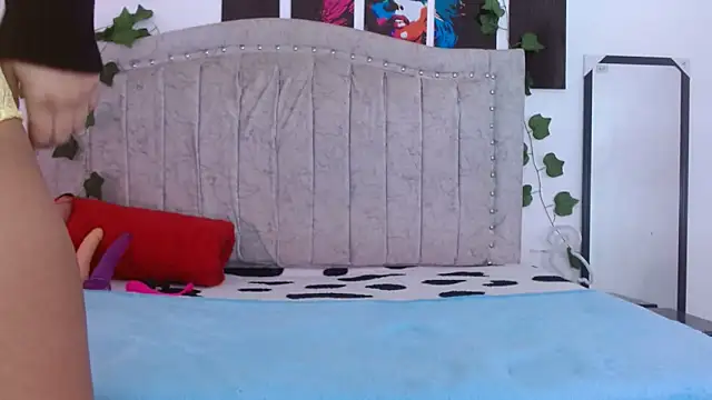 Tinyy Star online show from February 12, 2026, 3:07 pm