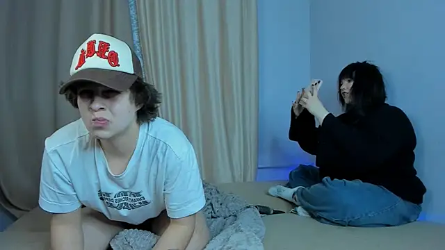 Snapshot of DoubleTide chatting on November 24, 2025, 10:42 pm DoubleTide online show from November 24, 2025, 10:42 pm