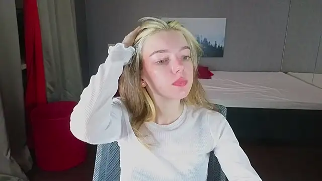 MILLIE MUR online show from December 14, 2025, 5:13 am