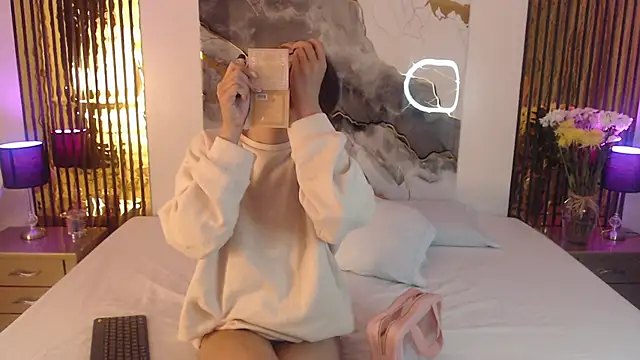 Snapshot of MiticaBrennet_ chatting on February 7, 2026, 3:54 am MiticaBrennet online show from February 7, 2026, 3:54 am