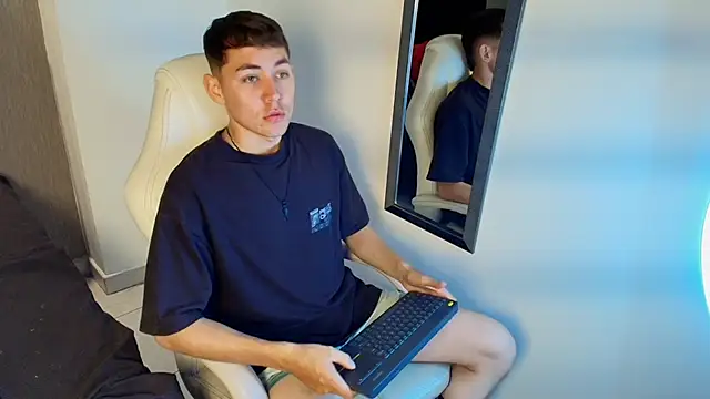 LoganFoster  online show from January 7, 2026, 8:33 pm