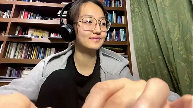 Snapshot of LinaClous chatting on December 15, 2025, 1:37 pm LinaClous online show from December 15, 2025, 1:37 pm