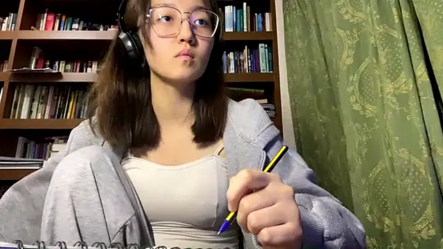 Snapshot of LinaClous chatting on December 16, 2025, 3:39 pm LinaClous online show from December 16, 2025, 3:39 pm