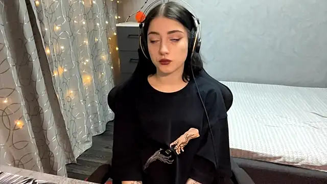 Meowluly online show from December 1, 2025, 9:20 pm