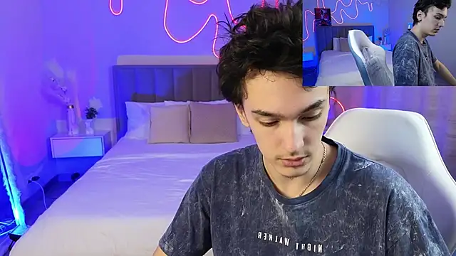 MoonlinSkinn online show from February 14, 2026, 1:02 am