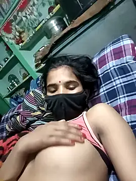 Snapshot of Uma_sain chatting on February 3, 2026, 11:32 pm Uma sain online show from February 3, 2026, 11:32 pm