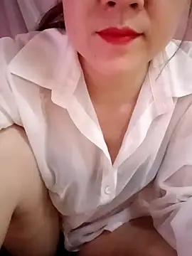 Snapshot of Lily-ross22 chatting on April 19, 2026, 4:39 pm Lily-ross22 online show from April 19, 2026, 4:39 pm