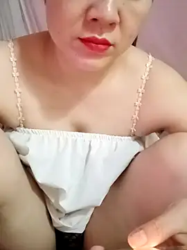 Snapshot of Lily-ross22 chatting on May 24, 2026, 4:12 pm Lily-ross22 online show from May 24, 2026, 4:12 pm