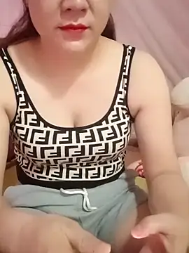 Snapshot of Lily-ross22 chatting on June 11, 2026, 1:49 am Lily-ross22 online show from June 11, 2026, 1:49 am