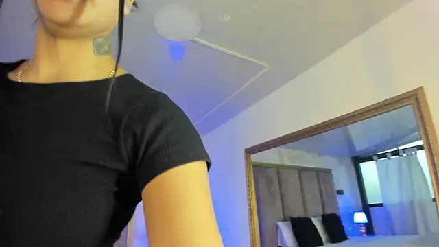 MelissaGill  online show from December 5, 2025, 12:36 pm