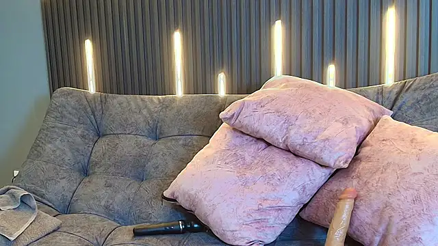 scarlett aviebby online show from December 4, 2025, 1:42 pm