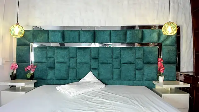  bonnyandclyde online show from April 4, 2026, 1:19 pm