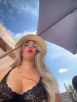 IsaSantoDomingo online show from December 4, 2025, 2:26 pm