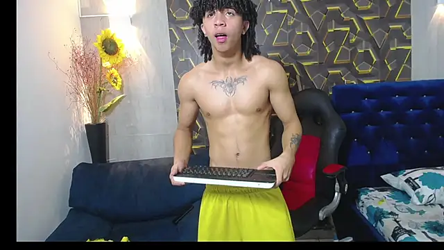 Snapshot of kim_curlyy chatting on April 1, 2026, 4:04 pm kim curlyy online show from April 1, 2026, 4:04 pm
