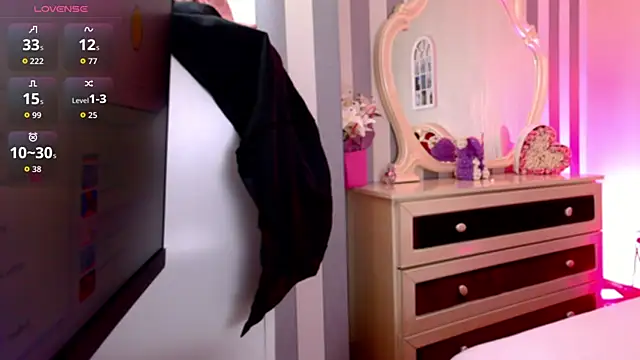 LollyLips  online show from April 7, 2026, 5:13 pm