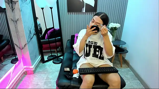 Snapshot of Violettacamss_69 chatting on November 27, 2025, 4:42 pm Violettacamss 69 online show from November 27, 2025, 4:42 pm