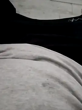 erdestruttor18 online show from December 3, 2025, 1:42 pm