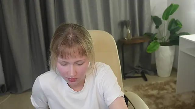 Snapshot of YoshieDevaney chatting on November 27, 2025, 1:35 pm YoshieDevaney online show from November 27, 2025, 1:35 pm