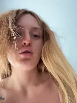 madlynginger online show from December 22, 2025, 12:57 pm