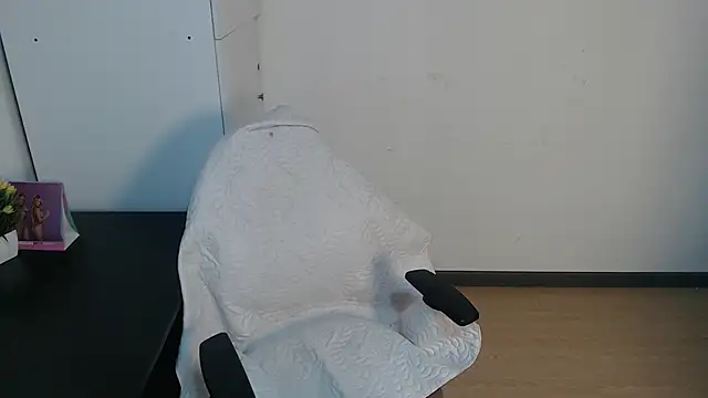 Ariieel Blossoom5 online show from November 28, 2025, 1:36 pm