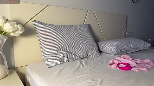 Snapshot of tinyholess chatting on February 19, 2026, 2:24 pm tinyholess online show from February 19, 2026, 2:24 pm