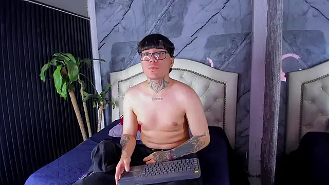 Snapshot of Noah_West18 chatting on November 28, 2025, 9:17 pm Noah West18 online show from November 28, 2025, 9:17 pm