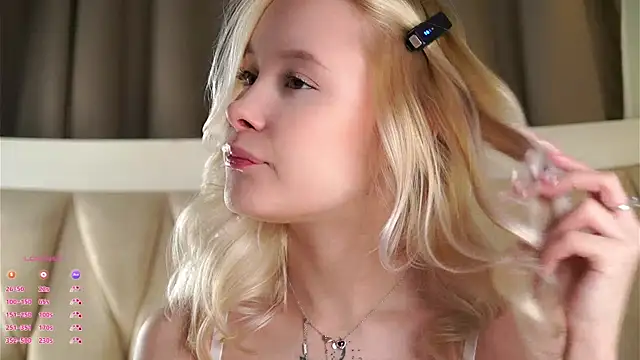 AunclreaVache online show from February 13, 2026, 2:02 pm