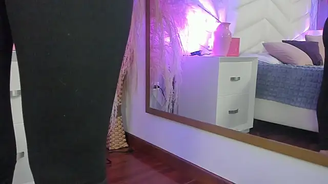 Lizzi Hotman  online show from April 17, 2026, 8:45 pm