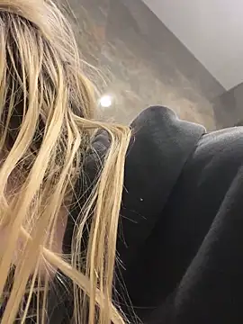 Snapshot of d0uble_trouble chatting on February 4, 2026, 5:57 am d0uble trouble online show from February 4, 2026, 5:57 am