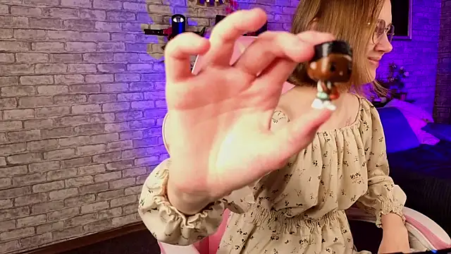 Mia Mooore online show from December 5, 2025, 1:52 pm