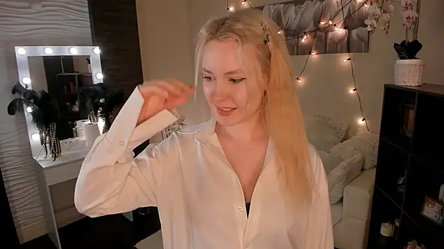 EvelynnFinn online show from November 30, 2025, 8:51 am